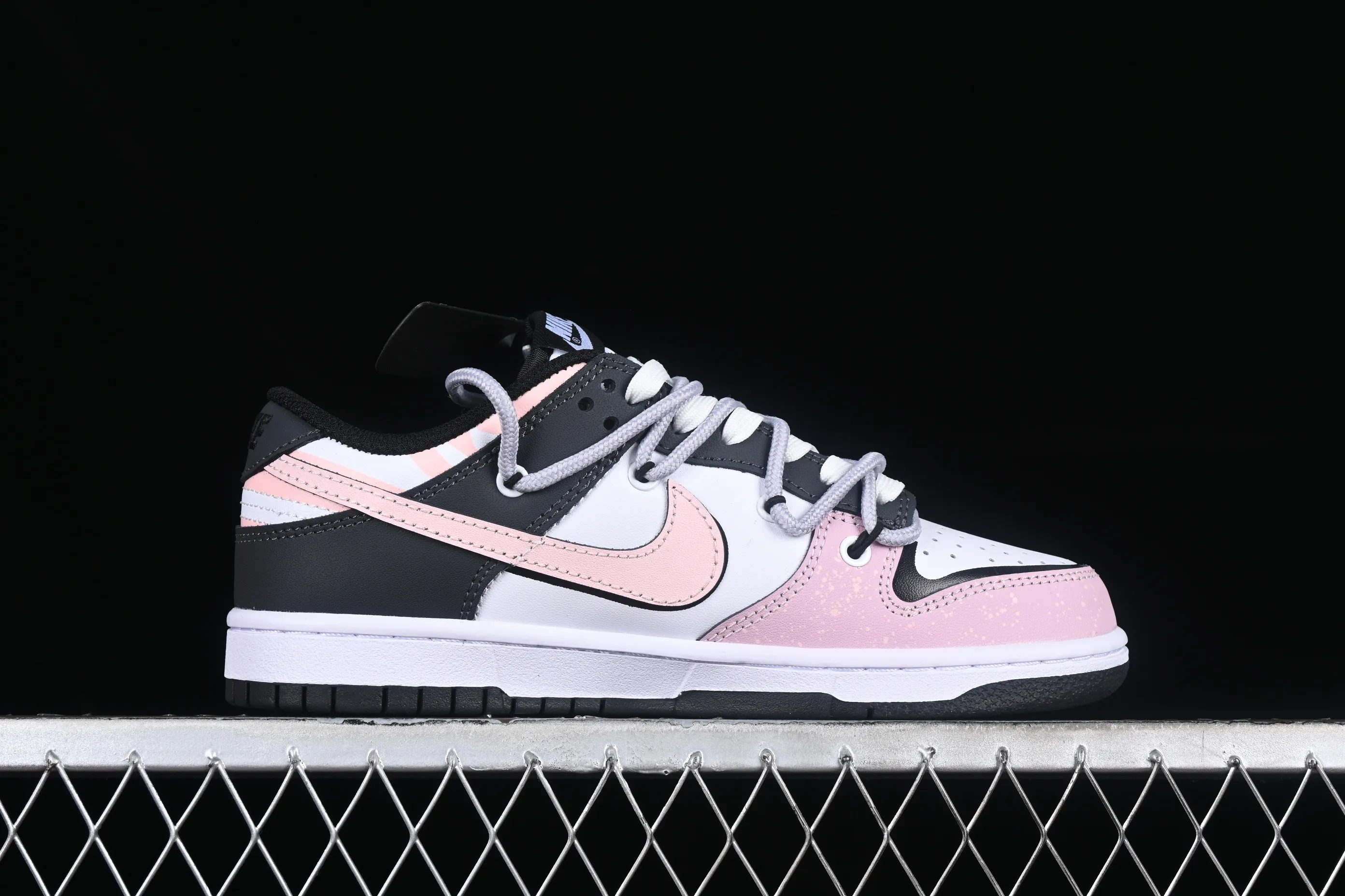 All categories Nk SB Dunk series Nk SB Dunk Low low-top sneakers Nk Dunk Low DaVinci custom romantic heartbeat LOVE love love graffiti splash ink SB strap low-top casual sneakers CW1590-100
